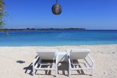 Strandliegen vor dem Mahamaya Boutique Resort