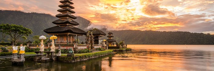 Abendstimmung am Bratansee. Kitschig? Ja, aber an den großartigen Sonnneuntergängen führt auch bei Bali-Rundreisen kein Weg vorbei!