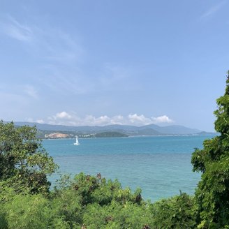 Blick auf das Meer in allen Blauschattierungen von einem der zahlreichen Aussichtspunkte auf Koh Samui