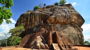 Eingang zur Zitadelle Sigiriyafelsen eines der Highlights einer Reise durch Sri Lanka