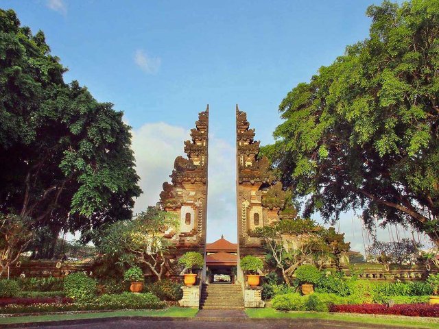 Nusa Dua Beach Hotel Tor zur Tempelanlage