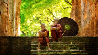 junge Mönche in Bagan