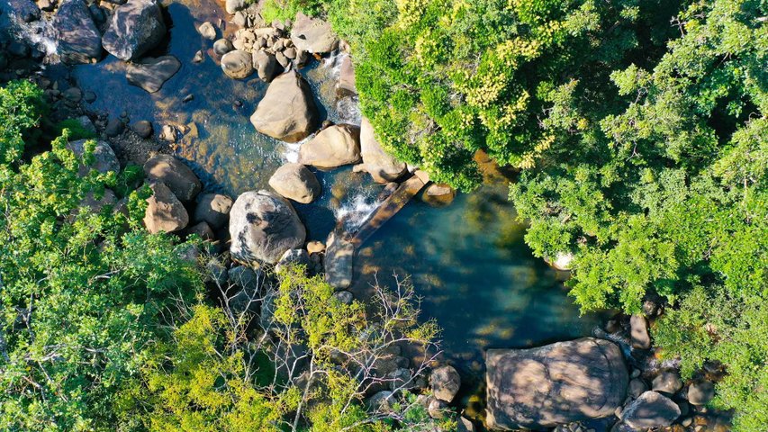 Naturpool im Fluss Belihuoya Sri Lanka 