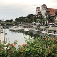 der große Kanal in Jakarta - umgeben von Kolonialgebäuden