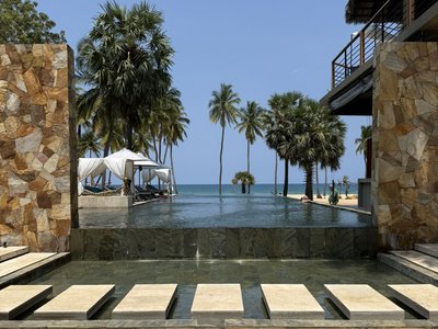 Karpaha Sands - ein stylischer Pool darf im Glampingresort nicht feheln