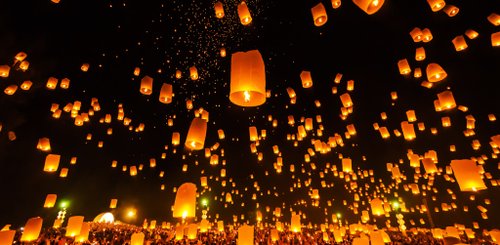 unzählige Papierlaternen beim Yi Peng Lichterfest in Chiangmai