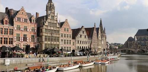 mittelalterlicher Hafen im historischen Stadtzentrum von Gent an der Leie