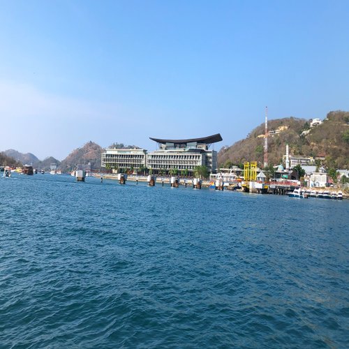 der neue Hafen von Labuan Bajo auf der Insel Flores bei Komodo