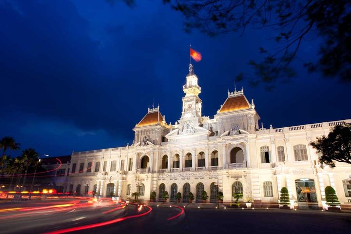 Das Rathaus Ho Chi Minh City auch immer noch Hotel de Ville von Saigon genannt abendlich beleuchtet.