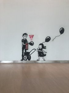 am Flughafen Jakarta werden die Feuerlöscher mit Streetart umrahmt