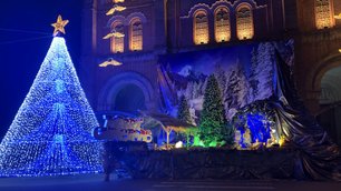 Weihnachtskrippe vor Notre Dame in Ho Chi Minh City