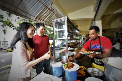 Hawker Centre mit typischem Essen in Malaysia