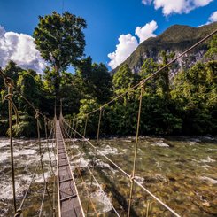 Hängebrücke über einen Fluss im Mulu Nationalpark Borneo Malaysia