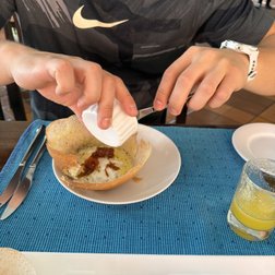 Hoppers mit Ei und karamelisierten Zwiegeln sind zum Frühstück und als Streetfood beliebt