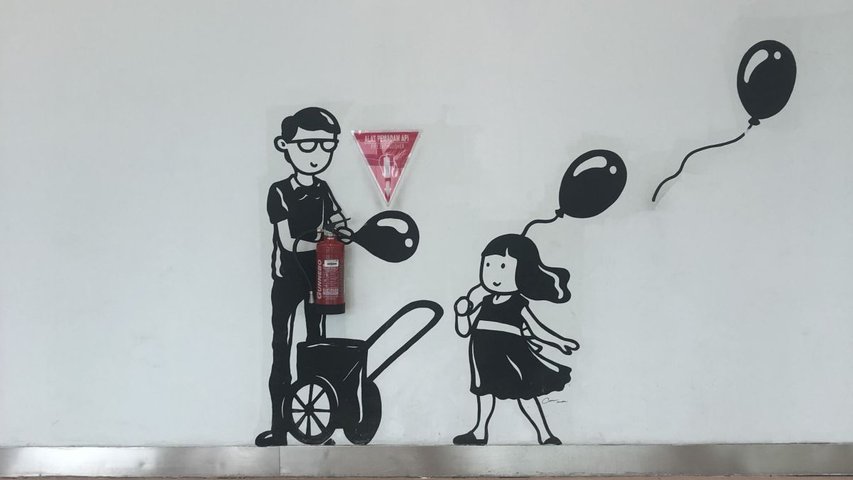 am Flughafen Jakarta werden die Feuerlöscher mit Streetart umrahmt