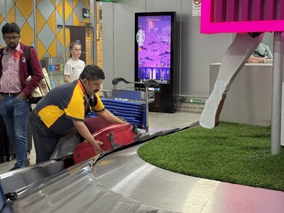 ein Polster bremst den Koffer und zusätzlich wird er manuell aufgefangen