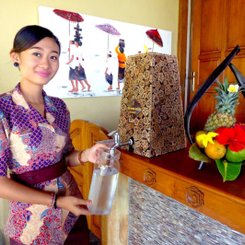 Puri Dajuma - Wasser wird nachgefüllt