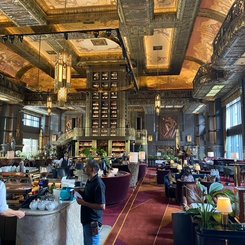 Singapur Atlas Bar im Parkview Square - ursprünglich schwangen sich die Kellner an Seilen zu den Ginflaschen in den 9 Meter hohen Regalen. Auch heute noch ist die Gin-Vitrine hervorstechendes Highlight!