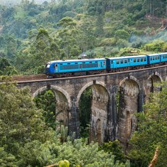 Zugfahrt im Hochland von Sri Lanka
