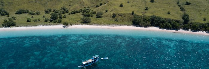 Alam Kaya auf Kreuzfahrt vor dem Pink Beach von Komodo