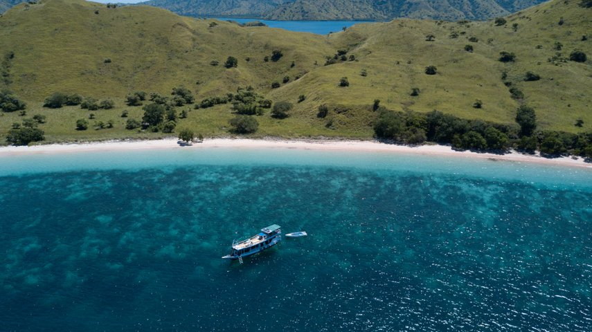 vor den Traumstränden des Komodonationalparks in Indonesien