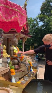 Eine der wichtigsten Traditionen zu Songkran - das Ritual Song Nam Phra. Hier wird duftendes Wasser über die heiligen Buddhastatuen geleert.