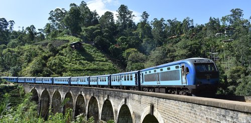 Zug im Hochland von Sri Lanka