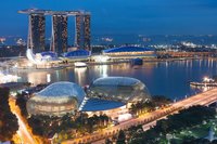 ikonische Skyline und Lichtermeer von Singapur