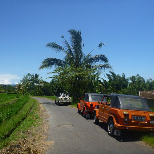 mit den klassischen VW Kübelwagen auf Tour durch Bali abseits der üblichen Wege!