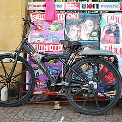 Fahrrad vor Werbeplakaten Vietnam