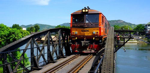 Zug bei der Fahrt über den River Kwai
