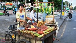 Saigon Straßenstand mit Obst und Gemüse Südvietnam