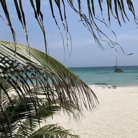 Crystal Beach - von den Beachbars entspannte Aussicht auf einen der Traumstrände Thailands