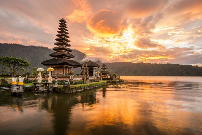 Abendstimmung am Bratansee. Kitschig? Ja, aber an den großartigen Sonnneuntergängen führt auch bei Bali-Rundreisen kein Weg vorbei!