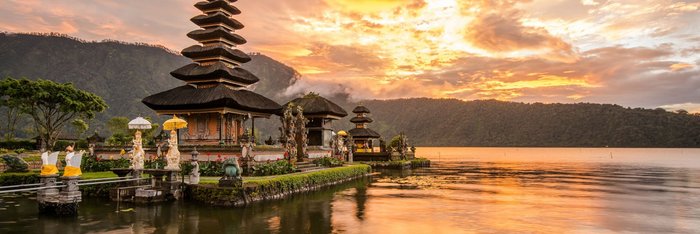 Abendstimmung am Bratansee. Kitschig? Ja, aber an den großartigen Sonnneuntergängen führt auch bei Bali-Rundreisen kein Weg vorbei!