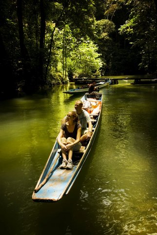 mit dem Boot im Mulu Nationalpark unterwegs