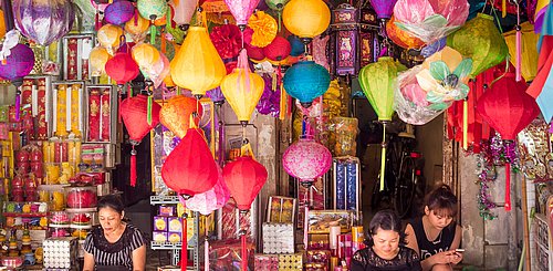 Seidenlaternen in einem Geschäft in  Hoian Vietnam Indochina Asien
