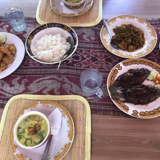 typische Mahlzeit an Bord: gebackene Garnelen, gebratener Fisch, Gemüse mit Tofu, Reis, Obst, Suppe