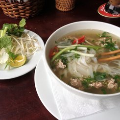 Pho - typische kräftige Nudelsuppe mit frischen Kräutern  - Streetfood Vietnam