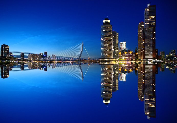 Rotterdam in den Niederlanden mit Erasmusbrücke am Abend