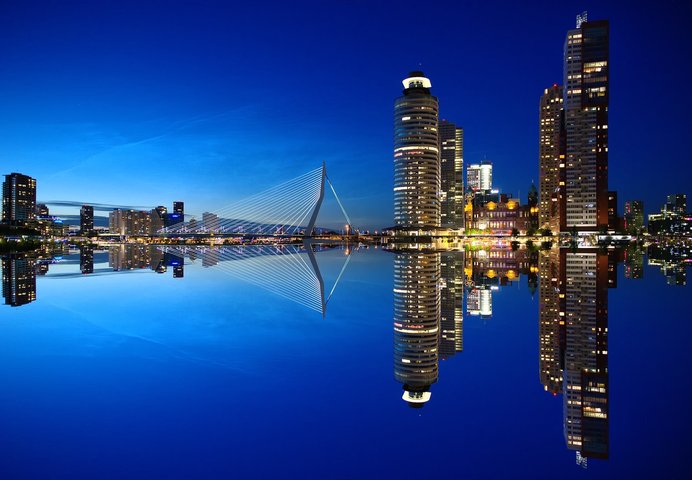 Rotterdam in den Niederlanden mit Erasmusbrücke am Abend Rotterdam in den Niederlanden mit Erasmusbrücke am Abend