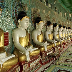Buddhastatuen in Sagaing Umin Thounzeh Tempel  