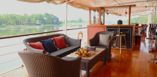 Sitzbereiche am Oberdeck der RV River Kwai