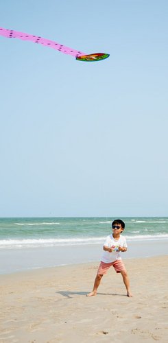 Kind mit Drache am Strand Hua Hin