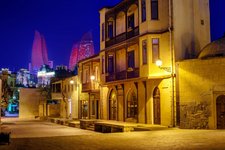 Baku Aserbaidschan Gegensatz zwischen mittelalterlicher Altstadt und moderner Architektur