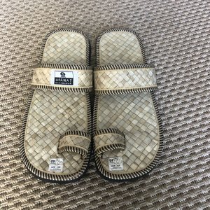 geflochtene Flip-Flops für den Besuch des Borobudur