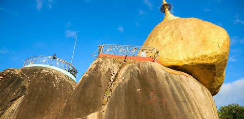 Golden Rock - der mit Blattgold verzierte Granitfelsen ist eine wichtige Pilgerstätte in Myanmar