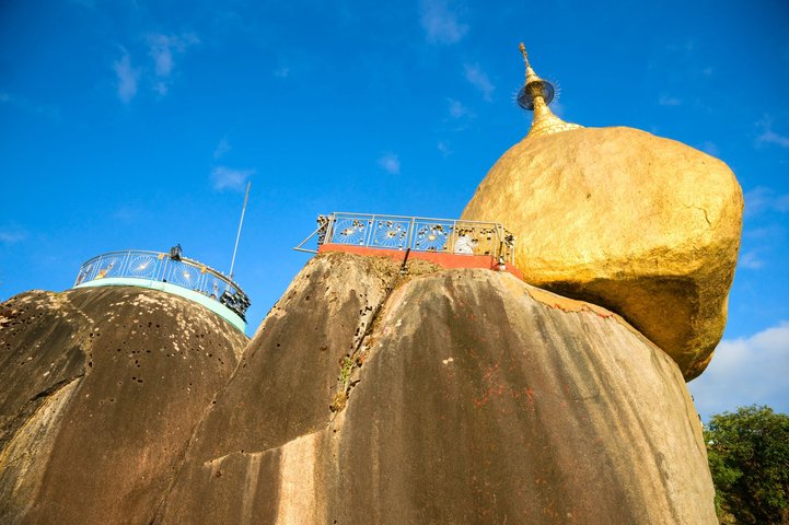 Golden Rock - der mit Blattgold verzierte Granitfelsen ist eine wichtige Pilgerstätte in Myanmar