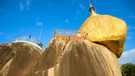 Golden Rock - der mit Blattgold verzierte Granitfelsen ist eine wichtige Pilgerstätte in Myanmar