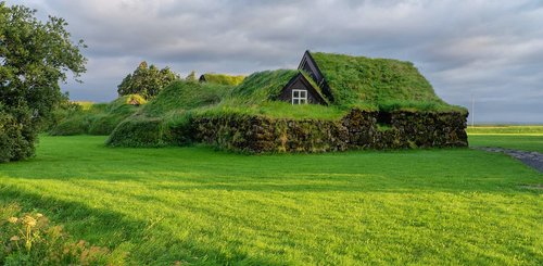 Haus in mystischer Landschaft Island